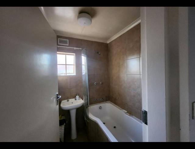 2 BEDROOM TOWNHOUSE FOR SALE IN THATCH HILL ESTATE